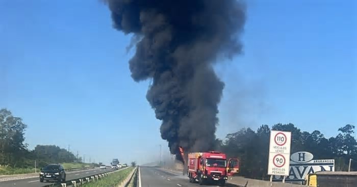 Ônibus de turismo pega fogo na BR-101 em Criciúma; enorme nuvem de fumaça chama atenção