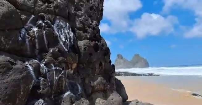 Homem é detido e multado em R$ 10 mil após pichar pedras e placas de sinalização em Fernando de Noronha