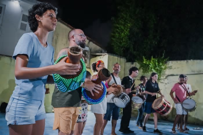 Nova geração do maracatu demonstra fervor na renovação da prática cultura