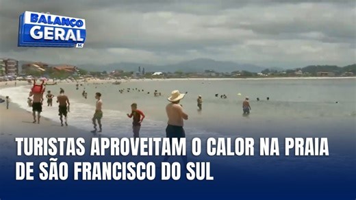 Turistas aproveitam o calor na Praia de São Francisco do Sul