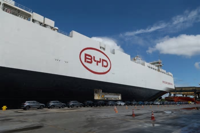Navio da BYD traz mais de 5 mil carros elétricos e híbridos ao Brasil
