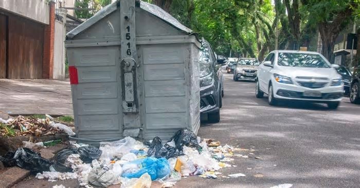 Porto Alegre tem contêineres deteriorados e lixos espalhados no entorno