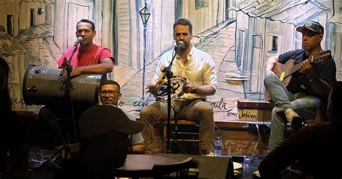 Eduardo Leite toca samba em bar de Porto Alegre e brinca: 