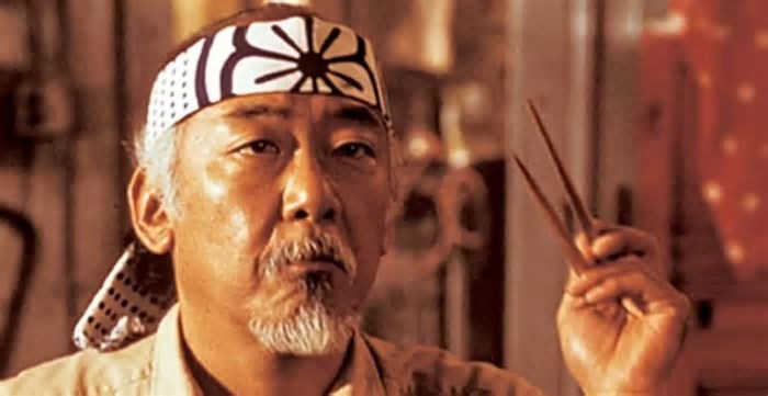 Inteligência artificial recria Pat Morita para última aparição de Sr. Miyagy, de 'Karatê Kid', em 'Cobra Kai'