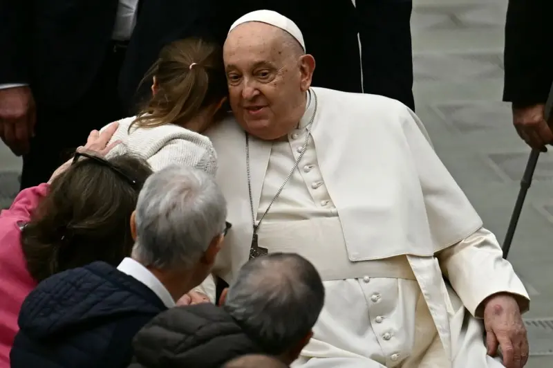 Papa sai de estado crítico e tem boa noite de sono, diz Vaticano