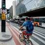 A principal avenida da cidade de São Paulo é recheada de atrações para turistas e moradores.