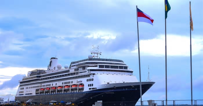 Mais de 2 mil estrangeiros desembarcam em Manaus a bordo do navio Zaandam