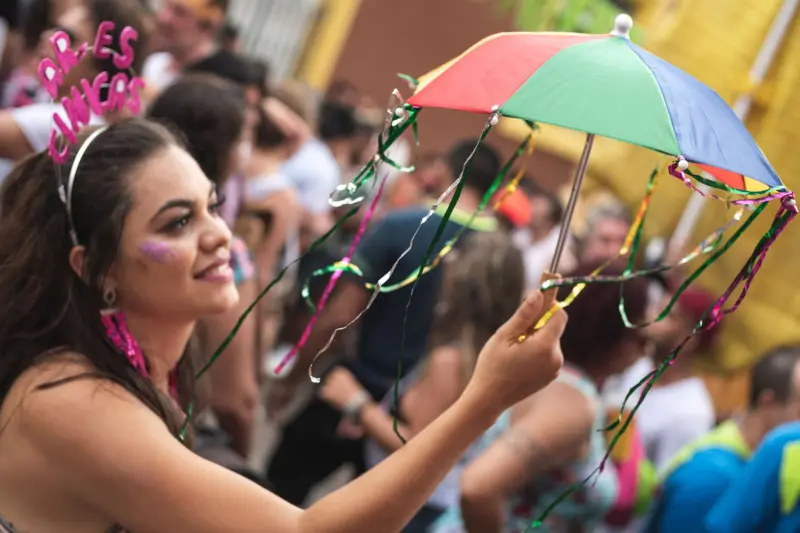 Sombrinha de frevo made in China: a supremacia de produtos chineses no Carnaval brasileiro