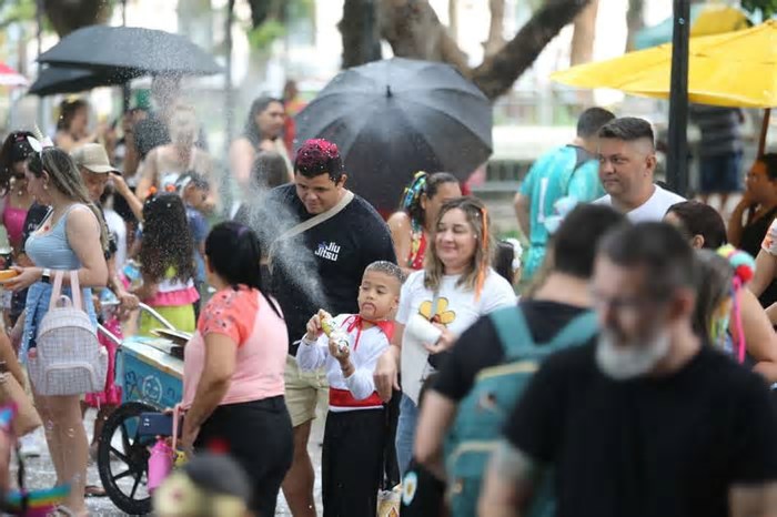 Chuvinha de fofura: bailarinas, fadinhas, piratas e super-heróis curtem último domingo de Pré-Carnaval em Fortaleza