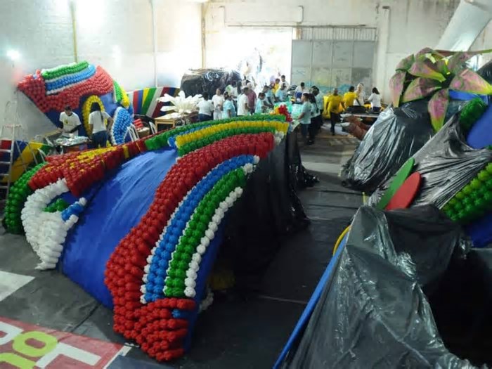 Carnaval: Montagem do Galo Gigante entra na reta final; estrutura ficará de pé na quarta-feira (26)