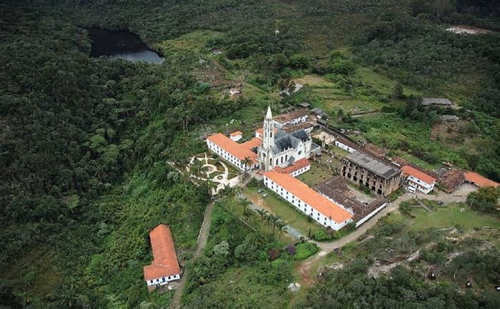 Santuário do Caraça é refúgio de paz para quem quer fugir da folia