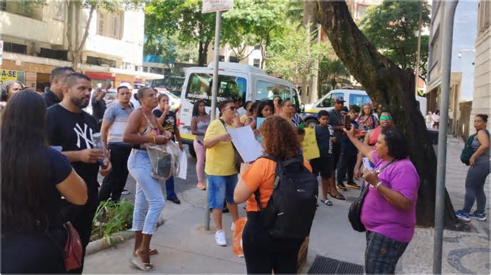 Ambulantes protestam contra restrições no Carnaval de BH