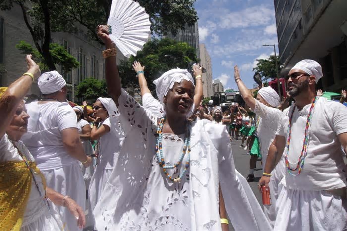 Bloco Baianas Ozadas se posiciona contra intolerância religiosa no carnaval
