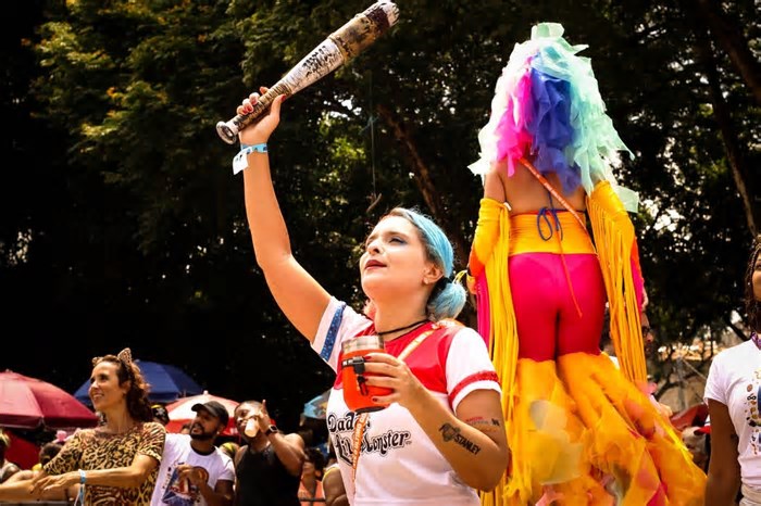 Quer ficar por dentro de tudo que acontece nos blocos neste sábado? Programe-se com a ferramenta do GLOBO do carnaval do Rio