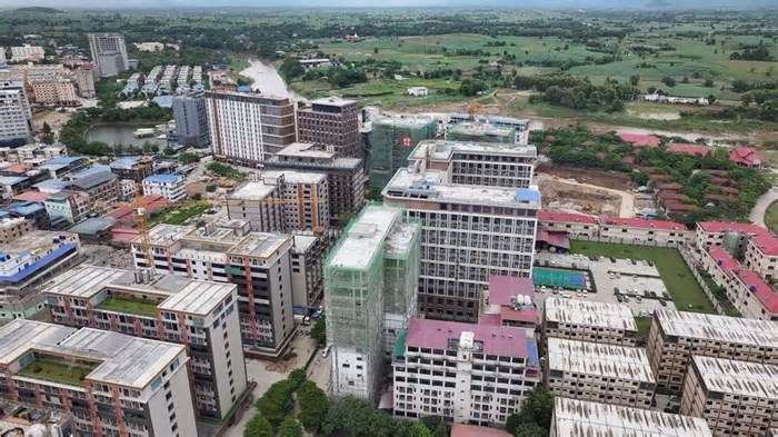 Cassinos, arranha-céus e fraude: BBC visita a bizarra cidade construída com golpes