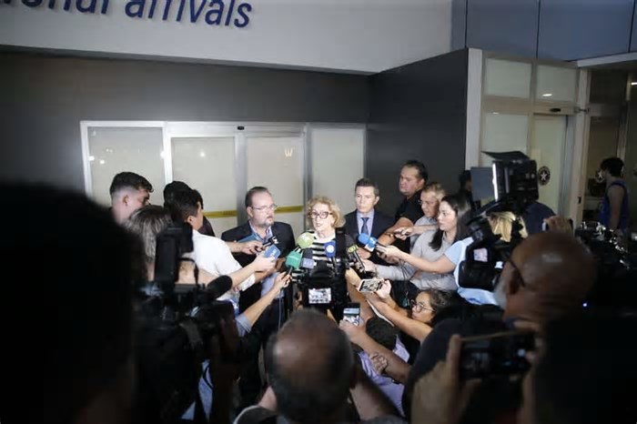Brasileiros chegaram a Fortaleza 'acorrentados, com algemas' e 'machucados emocionalmente', anunciou secretária do CE