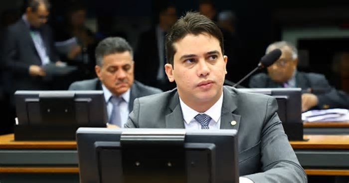 Deputado investigado por desvio de emendas no Ceará é aposta de Cid Gomes para o Senado em 2026