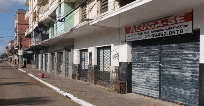 Com salas e imóveis vazios, áreas comerciais sofrem com debandada após a enchente em Porto Alegre