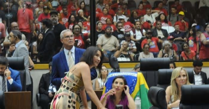 Em sessão tumultuada, Câmara de Porto Alegre adia votação de projeto que mira ocupações