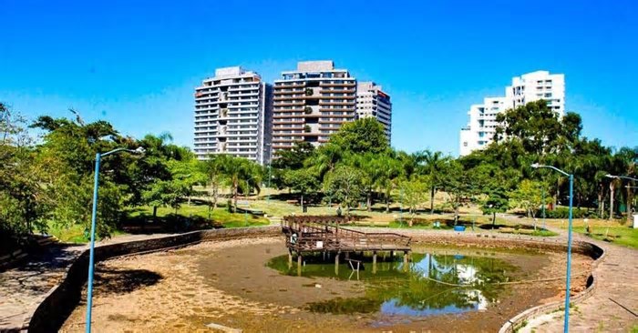 Lago do Parque Germânia recebe hidrojateamento, remoção de lodo e limpeza em Porto Alegre