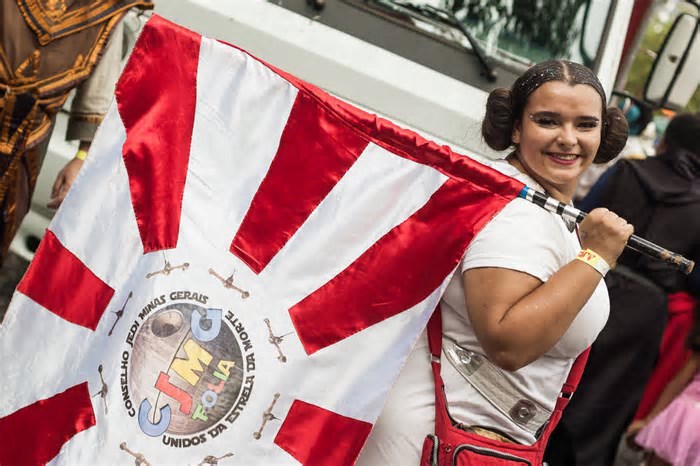 Bloco faz 10 anos em BH com Princesa Leia de porta-bandeira e Chewbacca de puxador