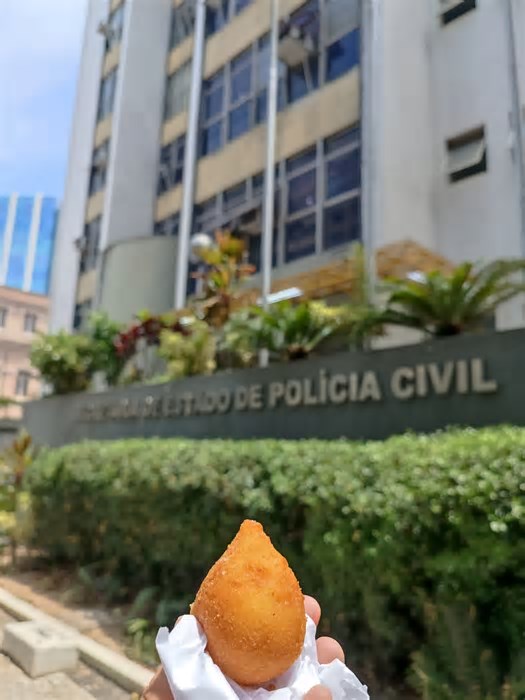 Policiais civis do Rio realizam 'coxinhaço' em protesto contra vale-refeição de R$ 12