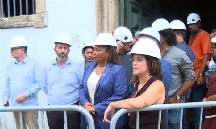 Ministra Margareth Menezes visita escombros de 'igreja de ouro' após desabamento que matou turista em Salvador