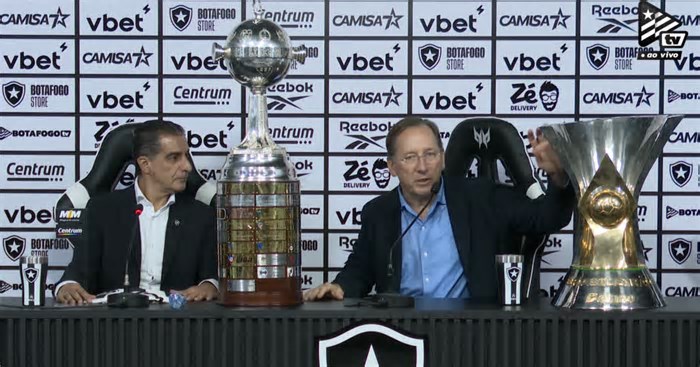 John Textor exibe taças do Botafogo e provoca o Flamengo: ‘Venha nos pegar’