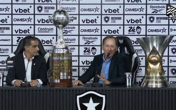 Com as taças na mesa, Textor avisa: 'Somos os campeões, venham nos pegar'
