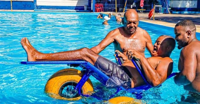 Todas as piscinas públicas de Porto Alegre terão cadeiras para pessoas com deficiência