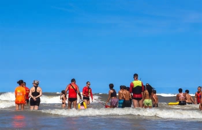 Iniciativa do estado leva crianças e adolescentes em vulnerabilidade social para atividades à beira-mar no RS