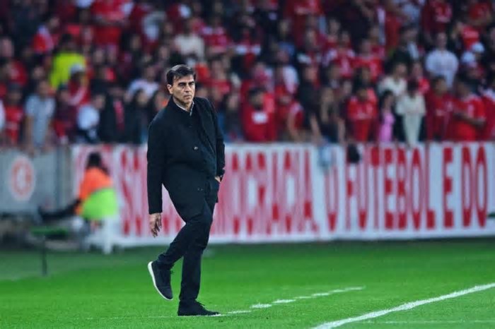 Técnico do Grêmio cobra critérios da arbitragem diante do Juventude
