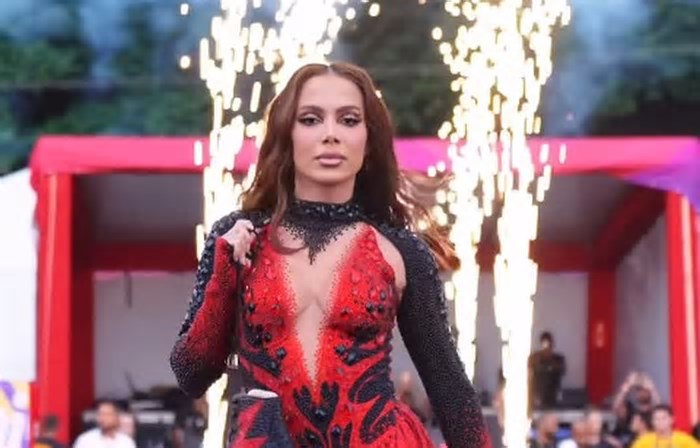 Airbnb faz parceria inédita com Anitta no carnaval do Rio. Veja fotos de cobertura em Copacabana