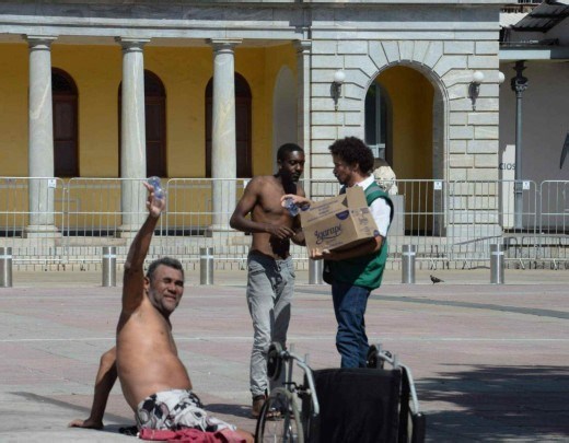 Calorão: PBH distribui água para população em situação de rua