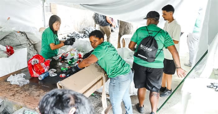 Catadores questionam valores oferecidos pela prefeitura para o serviço durante o Carnaval de BH: ‘Vergonha’