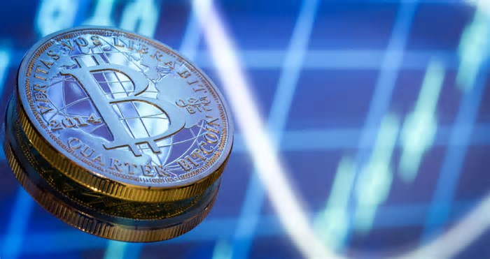Bitcoin (BTC) estabiliza abaixo dos US$ 100 mil e criptomoedas aguardam dado dos EUA que pode destravar preços