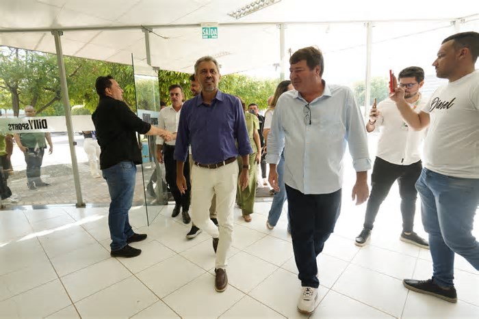Governador visita fábrica de calçados Dilly e ressalta protagonismo do Ceará no setor: “resultado de uma forte política de incentivos”