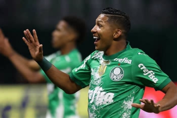 Rony chega a Belo Horizonte para assinar com Atlético-MG
