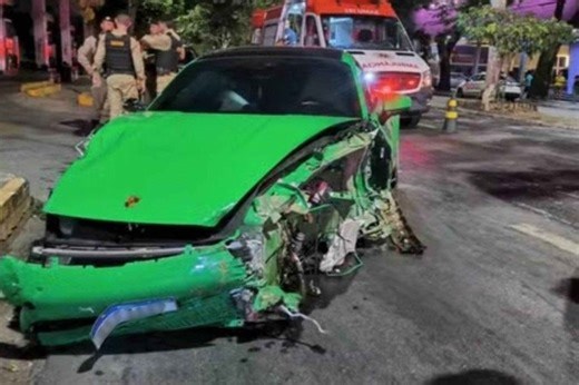 Veja momento em que Porsche de influenciador bate em outro carro em BH