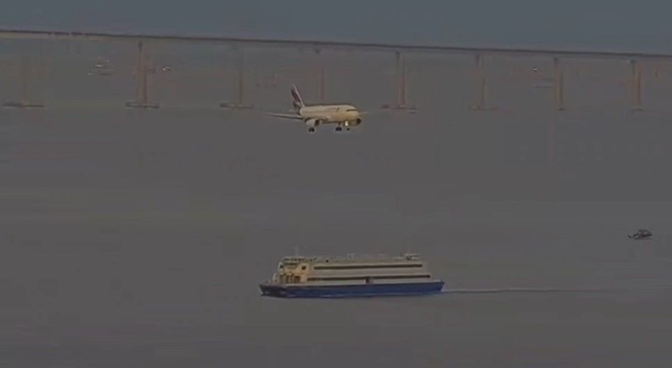 Veja o momento em que avião da Latam arremete após desviar de barco no Rio