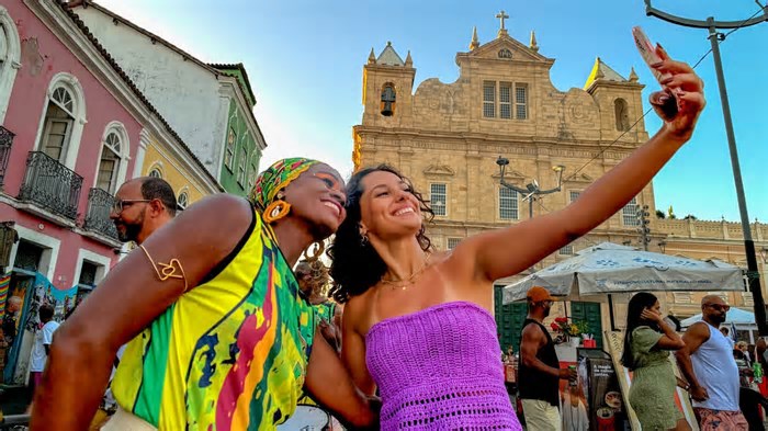 Carnaval da Bahia deve bater recorde de turistas estrangeiros em 2025