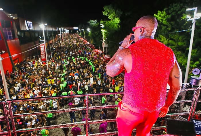Léo Santana embala legião de foliões com sequência de hits durante o Pipoco