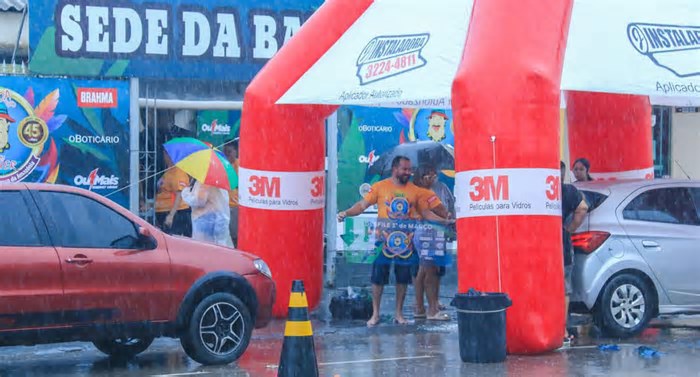 Banda é a Banda: mesmo com chuva, os foliões compareceram em massa no adesivaço