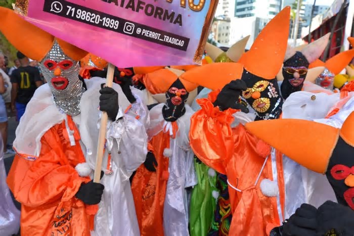 Fantasias coloridas e bandinhas tomam conta do circuito Tapajós no Fuzuê 2025