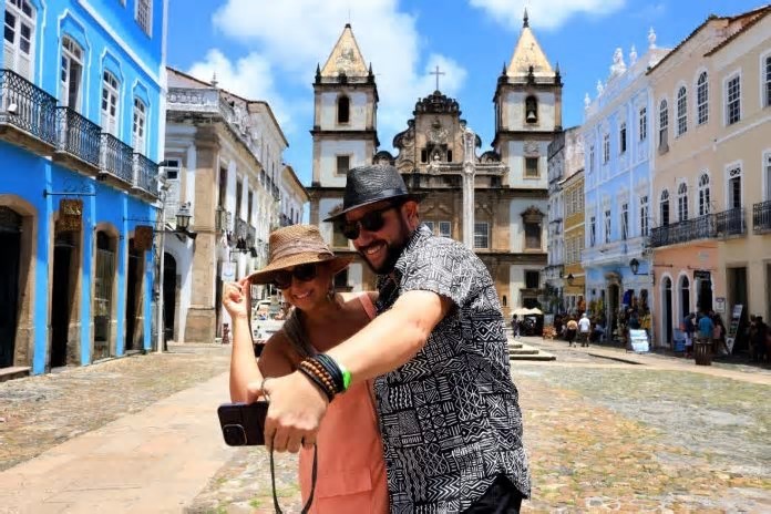 Carnaval da Bahia 2025: celebrando 40 anos de Axé Music, festa atrai novo recorde de turistas.