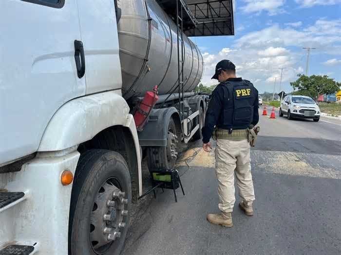 Descanso de motoristas profissionais e segurança de passageiros são focos de ações da PRF