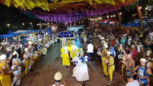 Maracatu Nação Noronha abre Carnaval de Fernando de Noronha com homenagem aos ancestrais