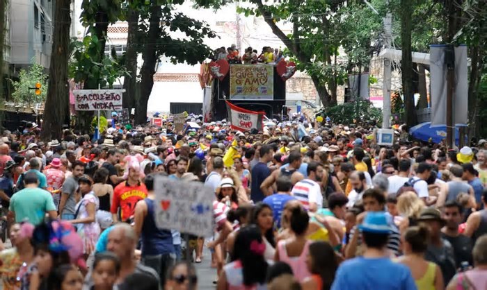 Blocos de rua do Rio investem em festas e ensaios pagos para garantir sobrevivência