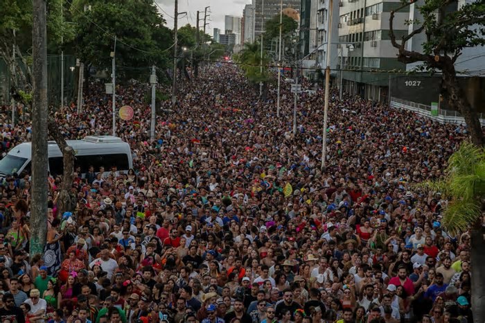 Bloco Bicho Maluco Beleza de Alceu Valença estreia no Recife arrastando multidão