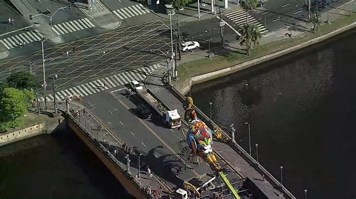 Galo Gigante: veja VÍDEO da montagem do principal símbolo do carnaval do Recife